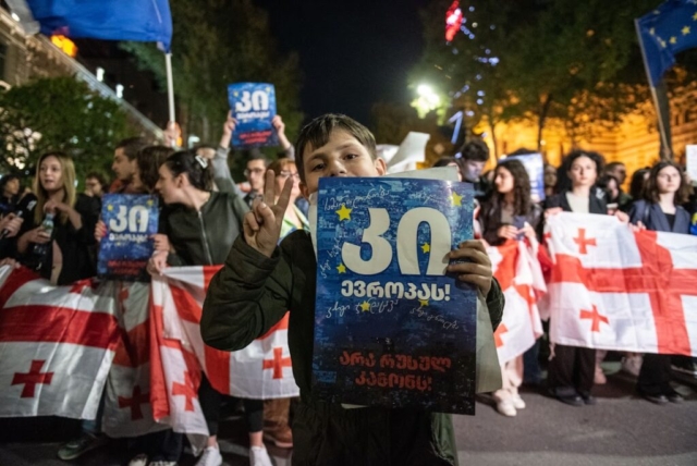 Manifestation des jeunes anti-"loi russe" avenue Rustaveli, à Tbilisi, le 21 avril 2024. ©Mariam Nikuradze/OC Media