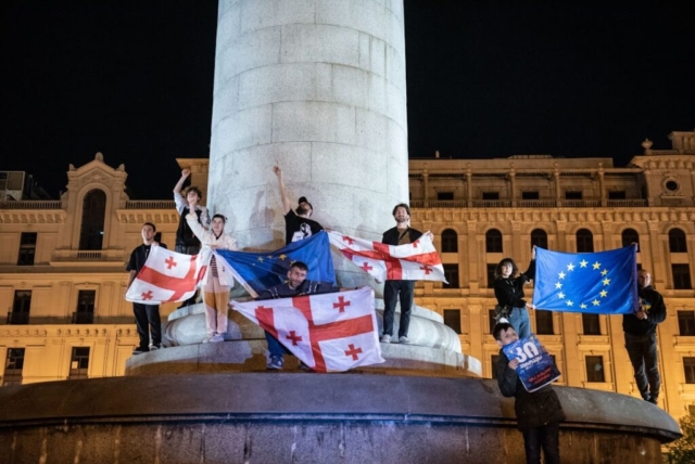 Manifestation des jeunes anti-"loi russe" place de la Liberté, à Tbilisi, le 21 avril 2024. ©Mariam Nikuradze/OC Media