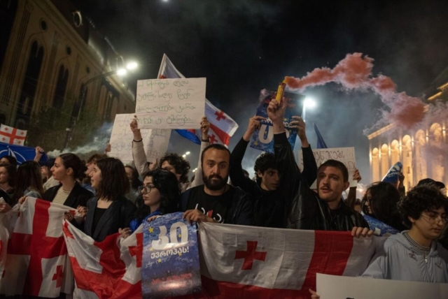 Manifestation anti-"loi russe" devant le Parlement, à Tbilisi, le 21 avril 2024. ©Mariam Nikuradze/OC Media