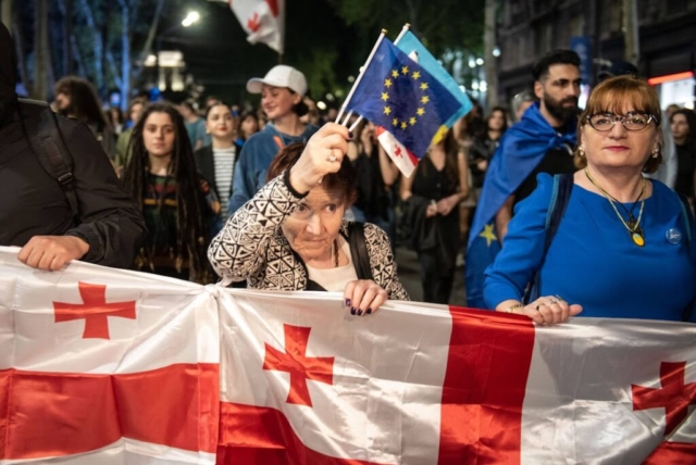 Manfestation anti-"loi russe" sur l'avenue Rustaveli, à Tbilisi, le 25 avril 2024. ©Mariam Nikuradze/OC Media