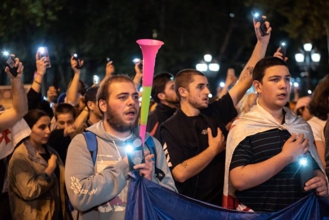 Manfestation anti-"loi russe" sur l'avenue Rustaveli, à Tbilisi, le 25 avril 2024. ©Mariam Nikuradze/OC Media
