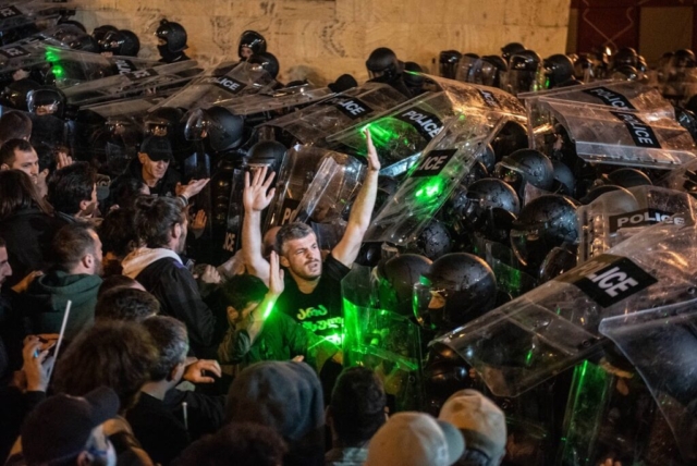 La police disperse les manifestants anti-"loi russe" devant le Parlement, à Tbilisi, le 16 avril 2024. ©Mariam Nikuradze/OC Media