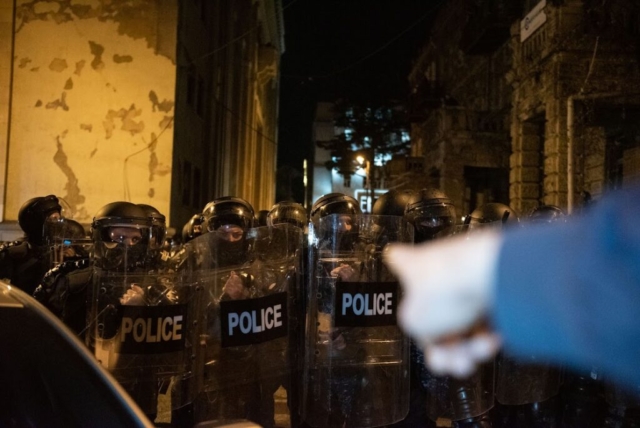 La police s'apprête à disperser les manifestants anti-"loi russe" devant le Parlement, à Tbilisi, le 16 avril 2024. ©Mariam Nikuradze/OC Media