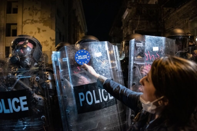 La police s'apprête à disperser les manifestants anti-"loi russe" devant le Parlement, à Tbilisi, le 16 avril 2024. ©Mariam Nikuradze/OC Media
