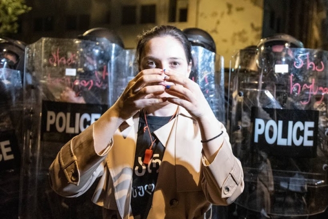 Devant la police anti-émeute lors de la manifestation anti-"loi russe", à Tbilisi, le 17 avril 2024. ©Mariam Nikuradze/OC Media