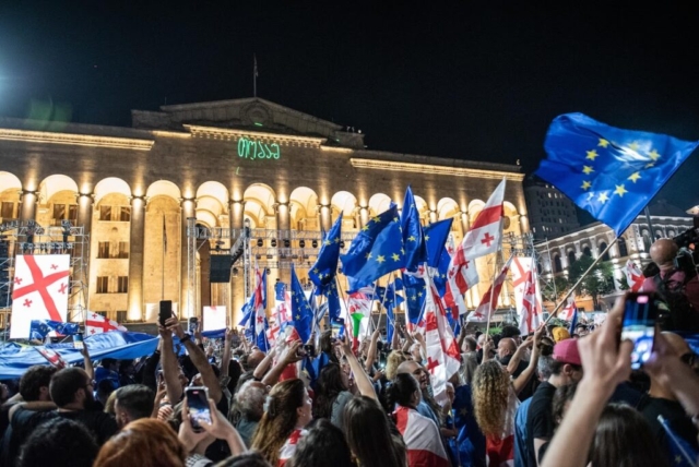 Manfestation anti-"loi russe" devant le Parlement, à Tbilisi, le 28 avril 2024. ©Mariam Nikuradze/OC Media