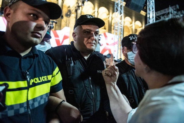 Manfestation anti-"loi russe" devant le Parlement, à Tbilisi, le 28 avril 2024. ©Mariam Nikuradze/OC Media