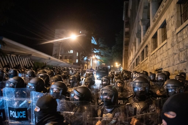 Police anti-émeute près du Parlement, à Tbilisi, le 28 avril 2024. ©Mariam Nikuradze/OC Media