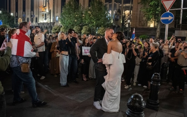 Jeunes mariés sur la place du Parlement, à Tbilisi, le 28 avril 2024. ©Mariam Nikuradze/OC Media
