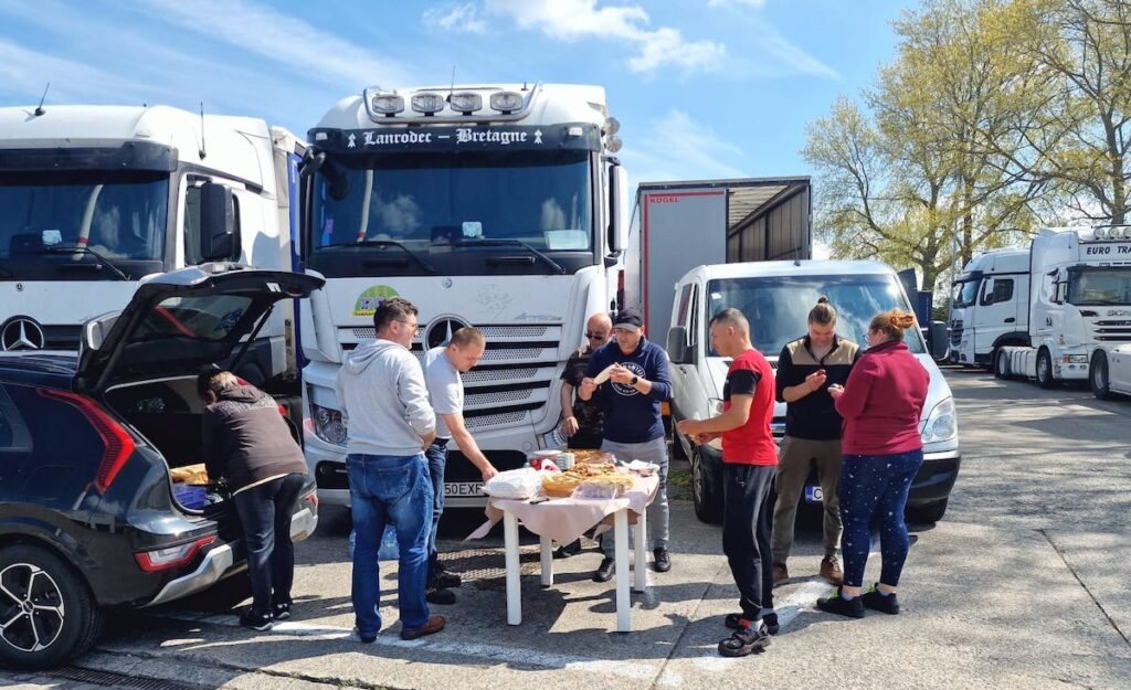 Rumänische Trücker*innen bei einem Zwischenstopp an einem ungenannten Ort, 2023. | Foto: RoOmania.