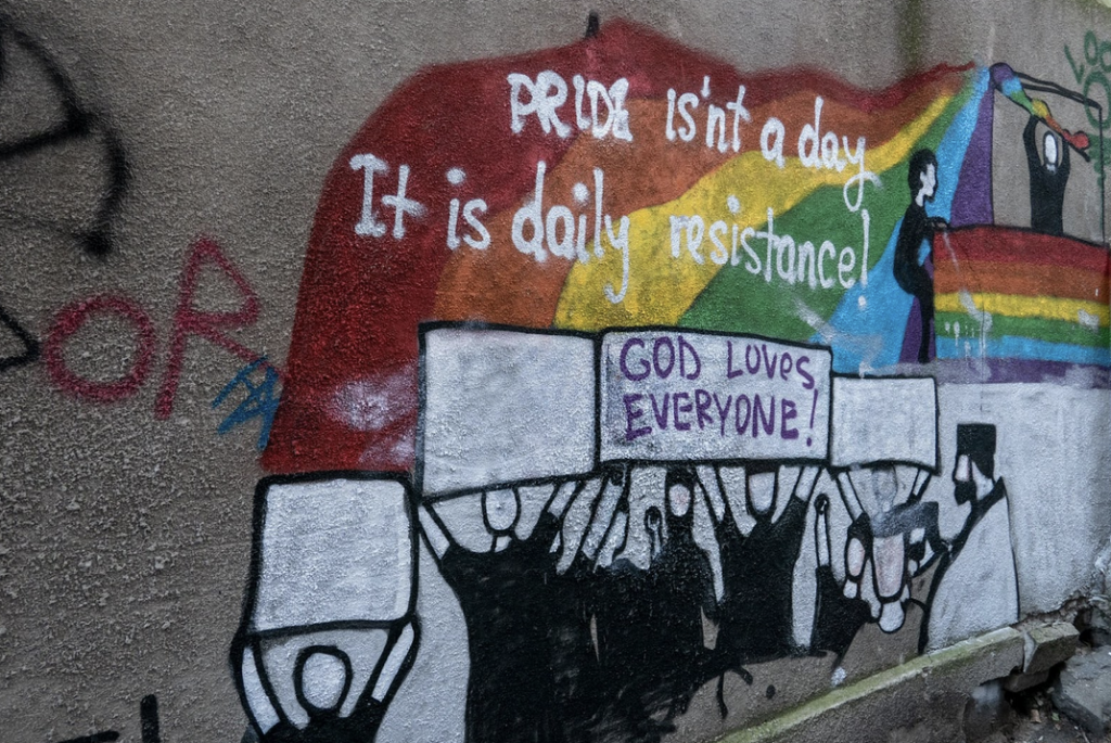 “La Pride non è una giornata. È resistenza quotidiana!”: un murale a Tbilisi. | Foto: ©Mariam Nikuradze/OCMedia