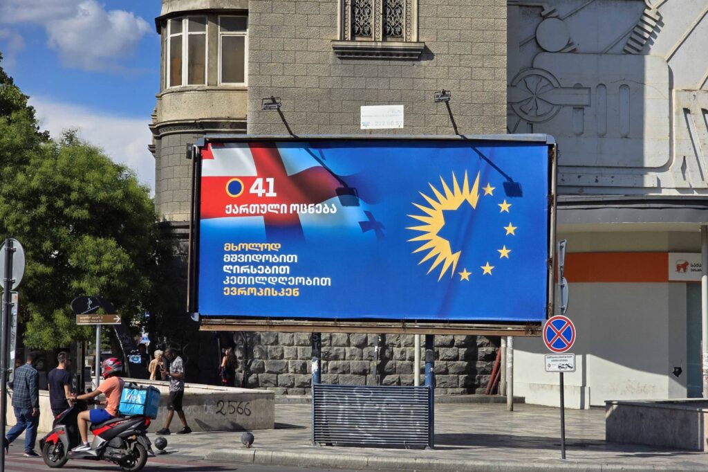 Un cartel electoral de Sueño Georgiano en Tiflis. | Foto: ©Mariam Nikuradze/OC Media