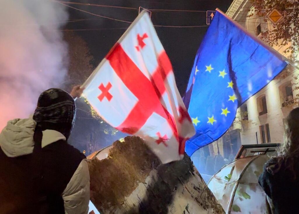 Demonstrators' barricade in front of the Parliament, in Tbilisi, December 2024. | Photo: ©Masho Lomashvili