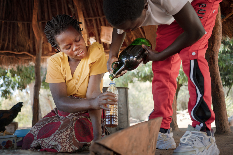 The Feijão family, who refused to give up their land for eucalyptus cultivation, grows several varieties of grains and vegetables, in addition to producing honey and selling it at the local market. | Photo: Davide Mancini