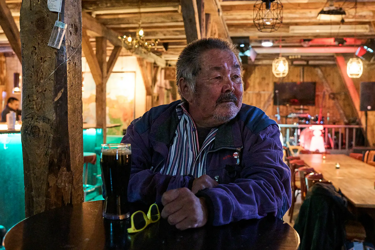 Christian vive en Narsaq y fue pescador de Royal Greenland, la mayor empresa pesquera de Groenlandia. Pasa las tardes en uno de los pocos bares del pueblo © Federica Bonalumi