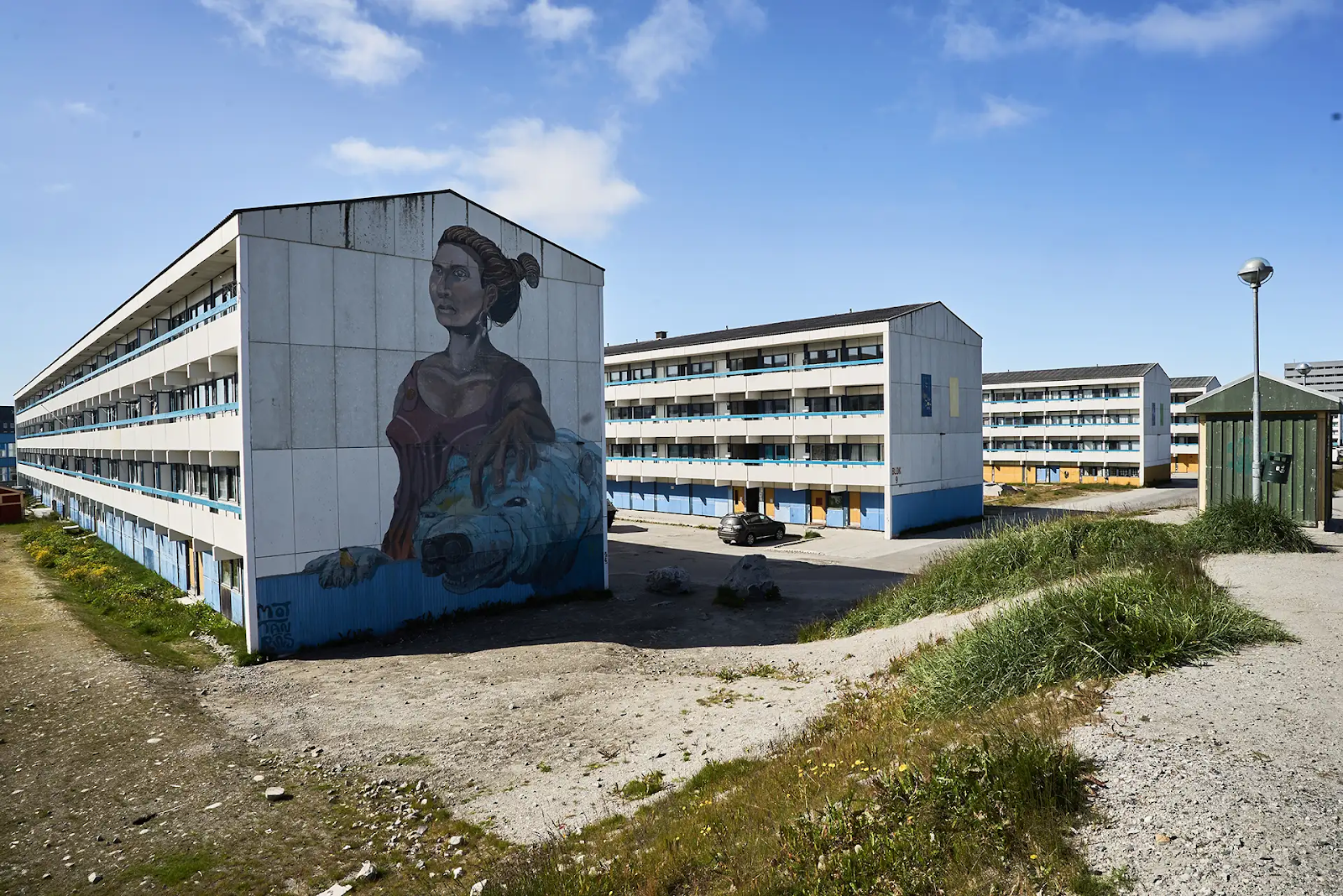 Los edificios populares de Nuuk, símbolo de la urbanización de Groenlandia, albergan a muchas de las personas que se vieron obligadas a abandonar los pequeños asentamientos de la costa © Davide Del Monte