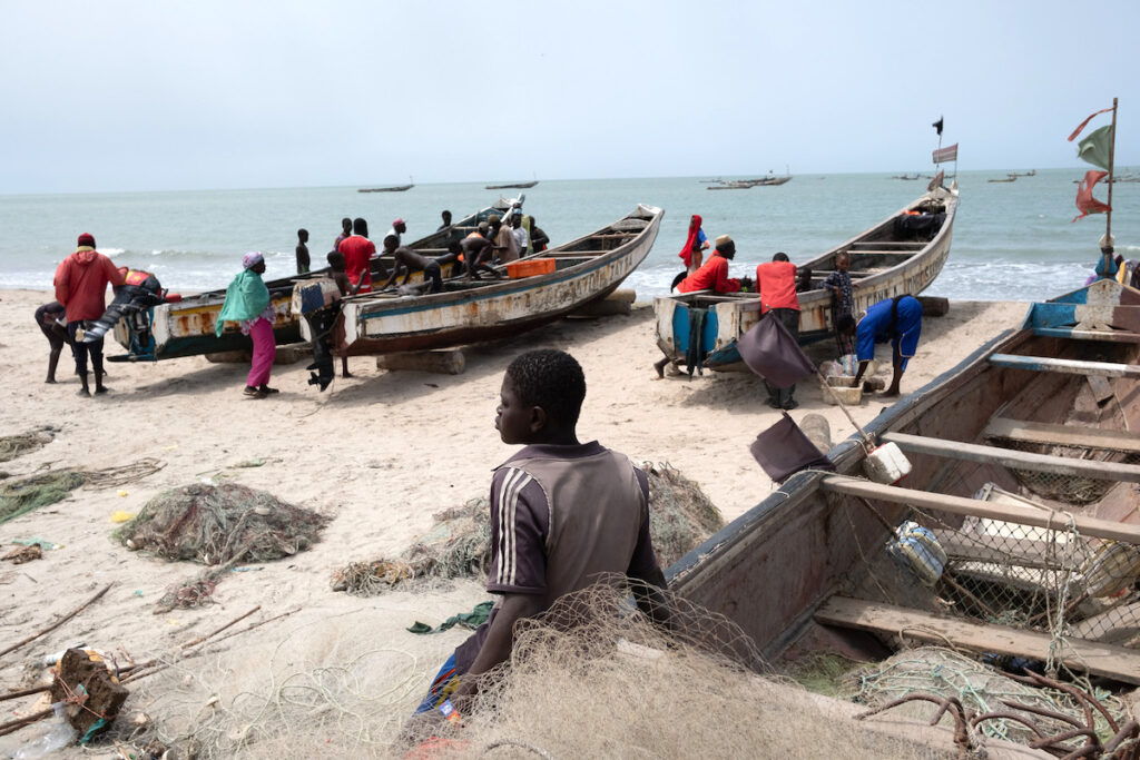 Babakar M'Baye sulla spiaggia del villaggio di pescatori di Sanyang, Gambia, marzo 2025. | Foto: ©Guy Peterson