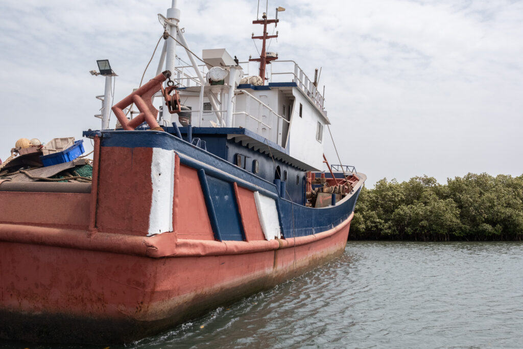 Un peschereccio della flotta Majilac a Banjul, Gambia, Marzo 2025. | Foto: ©Guy Peterson