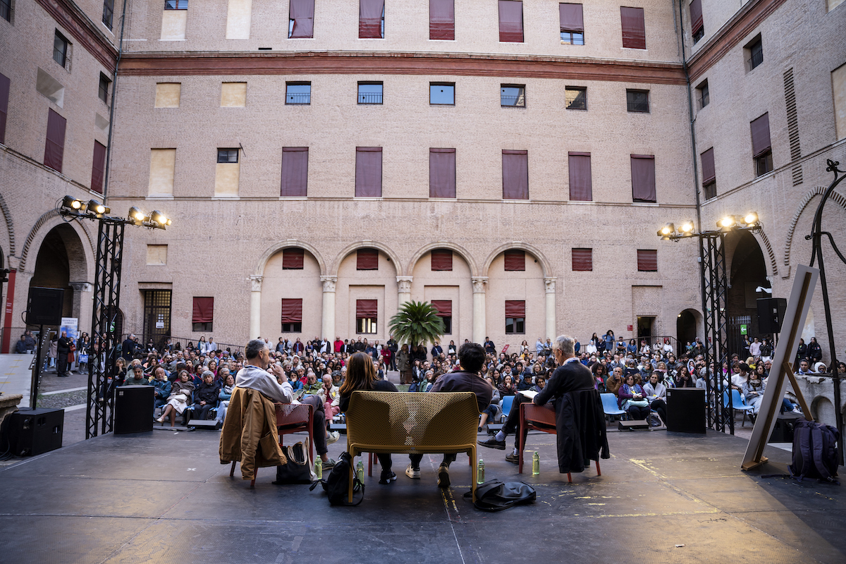 Il cortile del Castello estense, Ferrara, 3 ottobre 2025. | Foto: ©Francesco Alesi per Internazionale