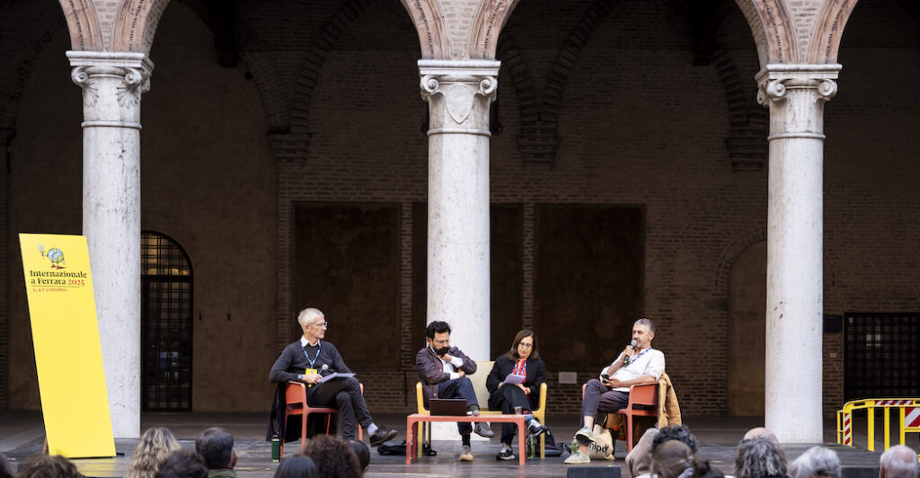 John Foot, Alan Kavall, Rachel Donadio e Marco Contini nel cortile del Castello estense, Ferrara, 3 ottobre 2025. | Foto: ©Francesco Alesi per Internazionale | Foto: ©Francesco Alesi per Internazionale