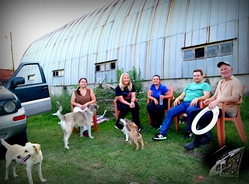 Maria and Yulia Arkhipova (2nd and 3rd from the left) at the Limoni factory site. | Photo: iFact