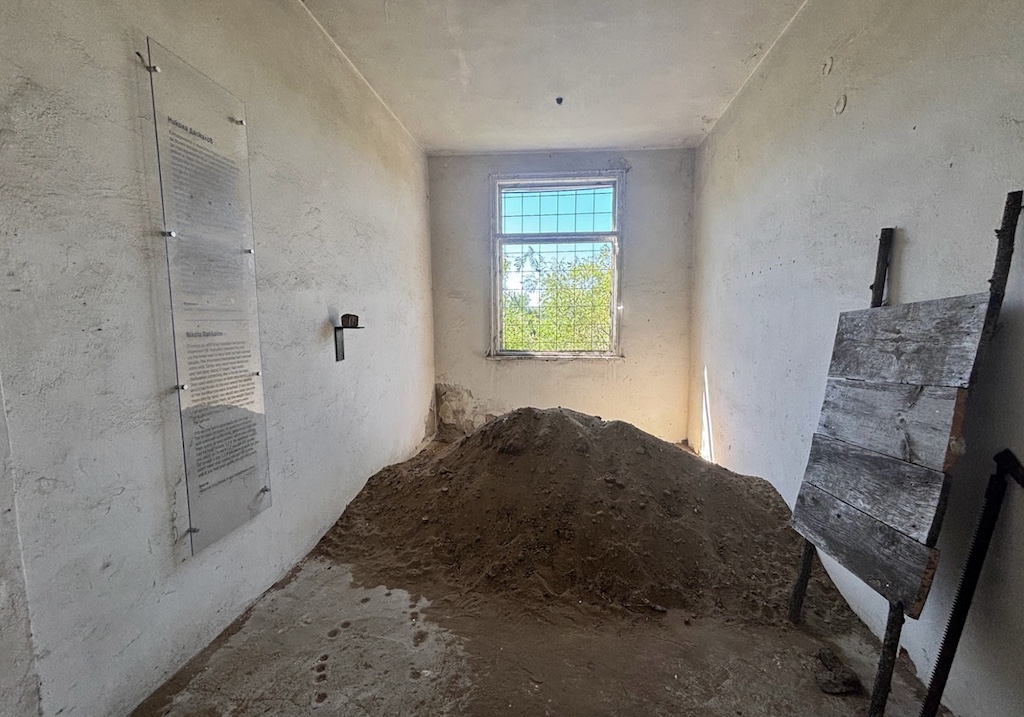 In one room, an massive mound of earth represents the quantity that detainees needed to move daily to obtain a ration of food. | Photo: ©Francesca Barca