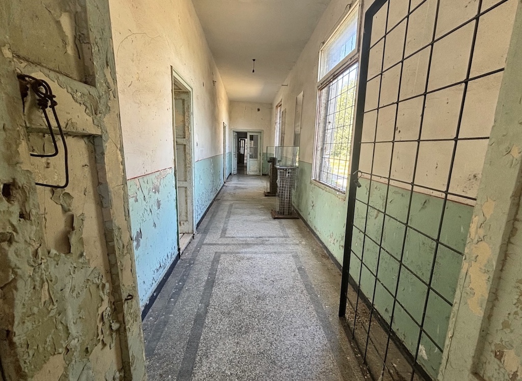 The building we visit is modelled on a school. In the entrance hall and the classroom-like cells, prisoners' belongings and explanatory panels in Bulgarian and English tell the story of the site. | Photo: ©Francesca Barca