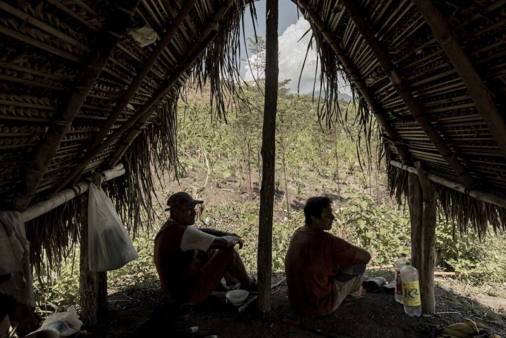 Misael Salas Amasifuen y Alfredo, un campesino kichwa de 39 años, en la comunidad Solo, Río Mayo, Perú. | Foto: ©Anita Pouchard Serra