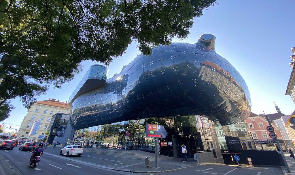 Le Graz Kunsthaus, musée d'art contemporain, sur la rive droite de la Mur. Peter Cook et Colin Fournier architectes. | Photo: ©ABK