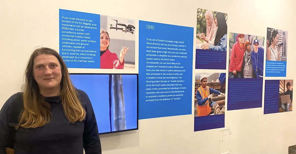 Sanela Jahić dévoile une installation artistique conçue avec l'IA mettant en perspective la façon dont certaines technologies sociales perpétuent les injustices systémiques et favorisent de nouvelles formes d’autoritarisme. | Photo: ©ABK