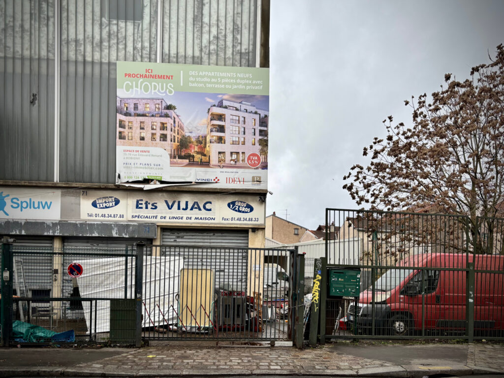 One of the advertisements for a future construction site. | Photo: ©FB