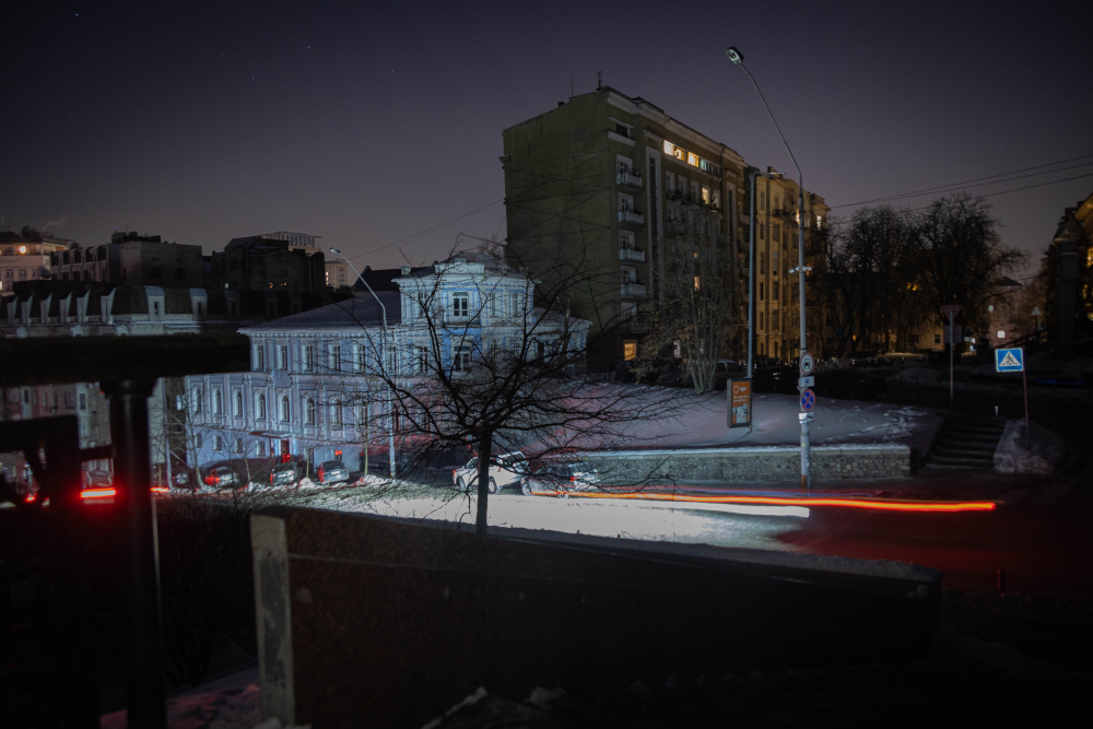 De-energized streets of Kyiv. After the Russian attack on January 9, almost half a million people in the capital were left without electricity and partially without heat. February 4, 2026. Photo: Olena Maksymenko