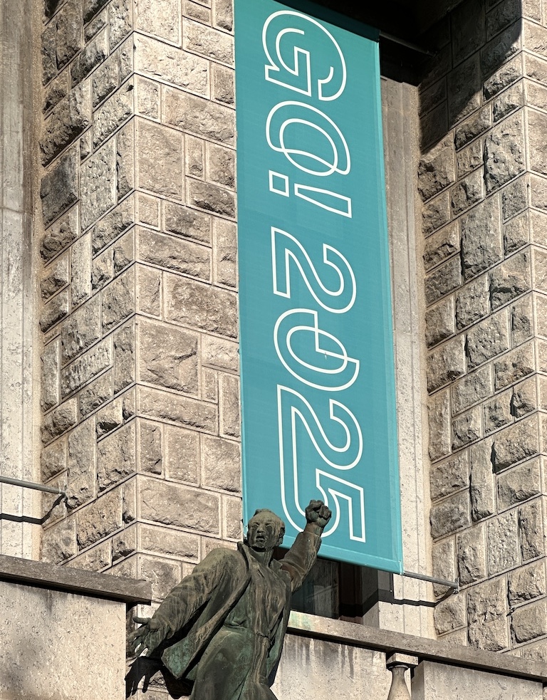 "The Rebel" sculpture, on the front of Nova Gorica's city hall. | Photo: ©GpA