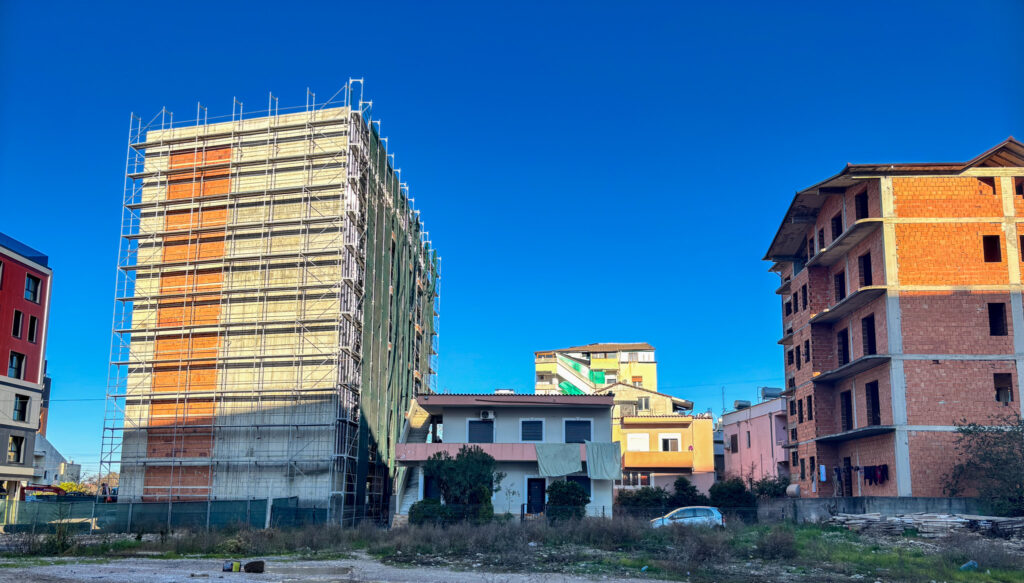 In many cases, new buildings surround the old ones. | Photo: ©FB
