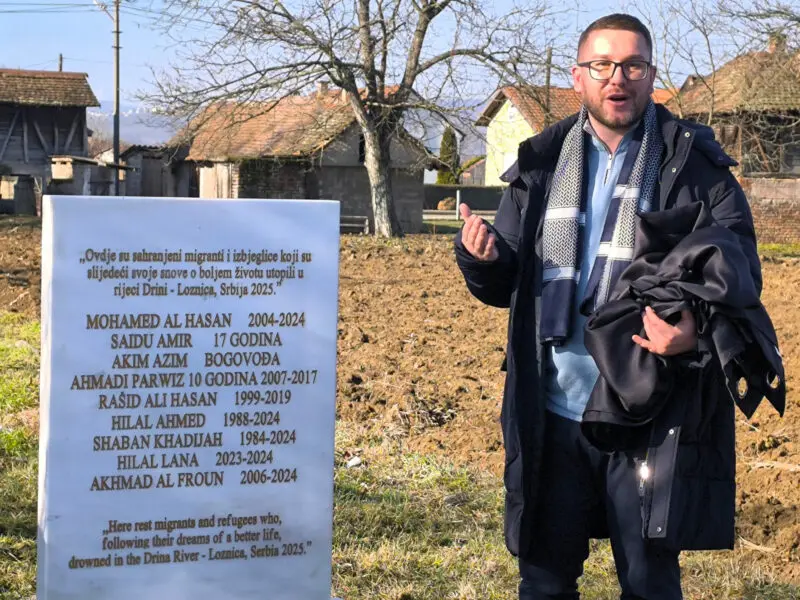 Nihad Suljić rend hommage aux victimes de la frontière, Loznica, 27 janvier 2026. | Photo : ©Silvia Maraone