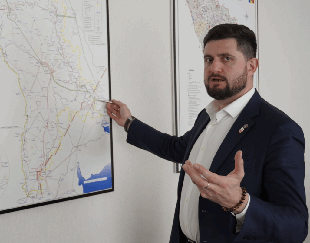 Energieminister Dorin Junghietu zeigt die alten und neuen Hochspannungsleitungen im Land. | Foto: ©Fabian Sommavilla, Der Standard