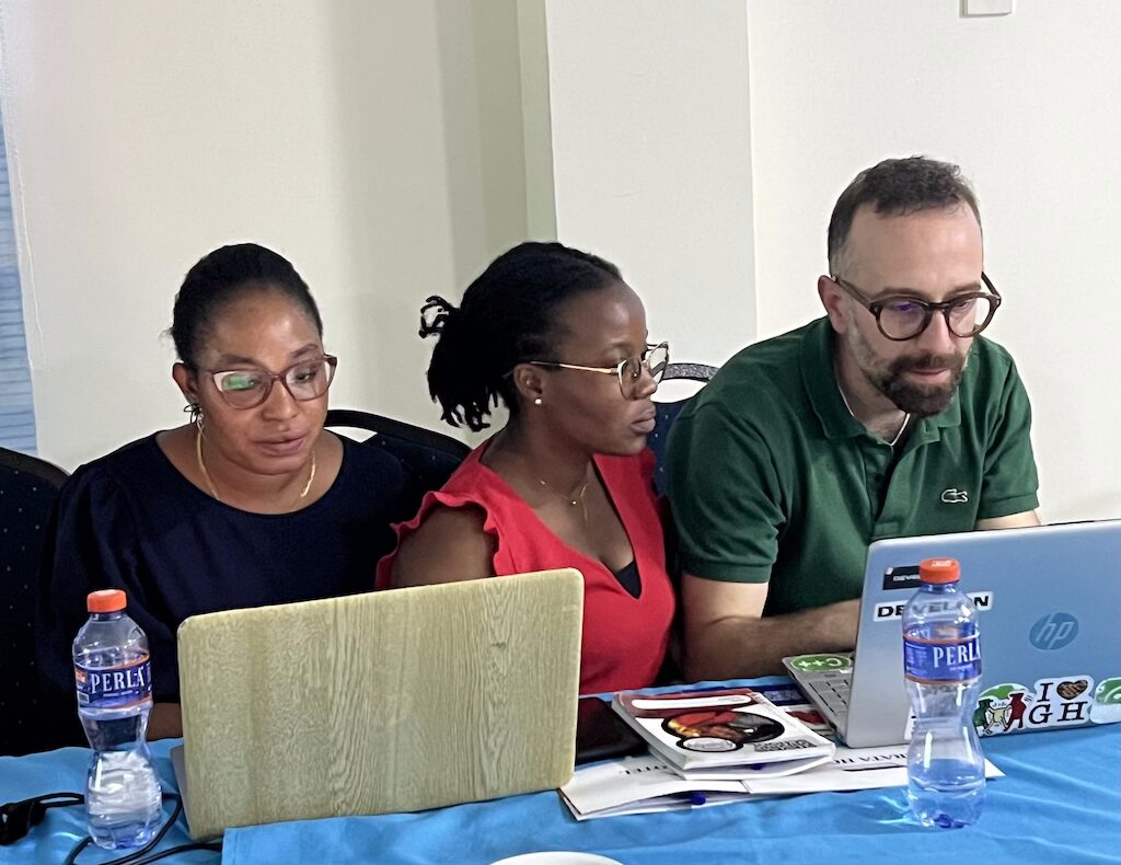 Accra, marzo 2026. Leonardo Caproni e alcuni ricercatori durante il workshop su Aquabeher. | Foto: ©Marta Abbà