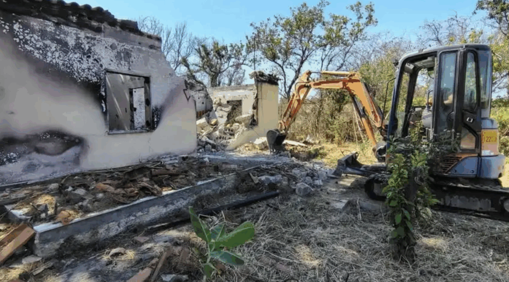 Ein durch Brand zerstörtes Haus auf der griechischen Insel Chios. | Foto: Sotiris Theodorou