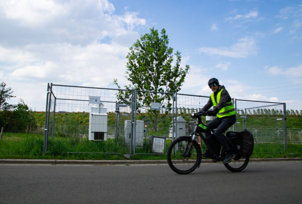 A Zwijndrecht l’Agenzia per l'ambiente delle Fiandre ha installato diverse stazioni di monitoraggio che raccolgono dati sui PFAS presenti nell'aria. Alcune di queste sono state posizionate nella pista ciclabile che connette la “zona rossa” – composta da case, fattorie e giardini – e la 3M. Foto: ©Simone De La Feld
