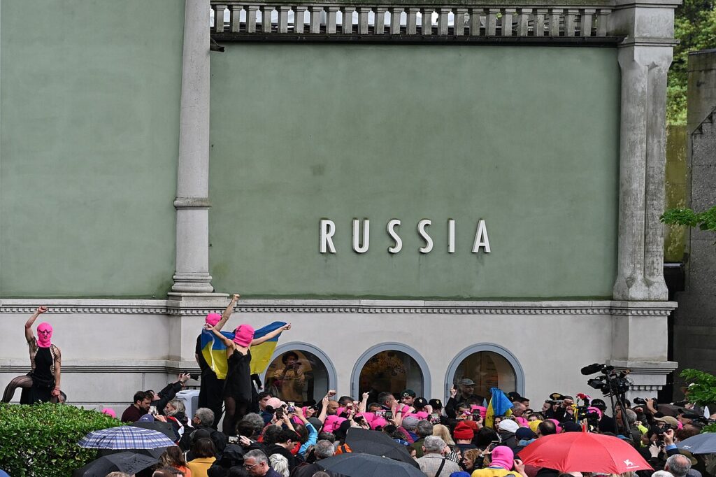 Pussy Riot and Femen protest at the Biennale di Venezia 2026. | Photo: Hano/Wikimedia
