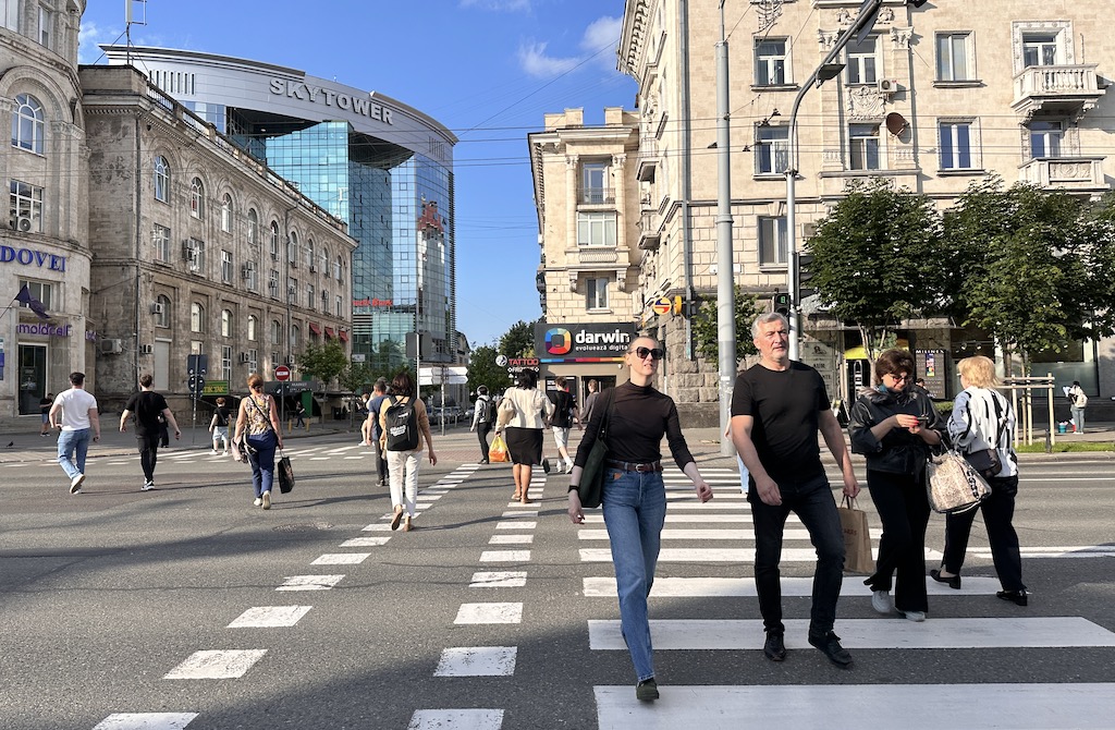 Crossing on Chisinau's main avenue | Photo: ©GpA
