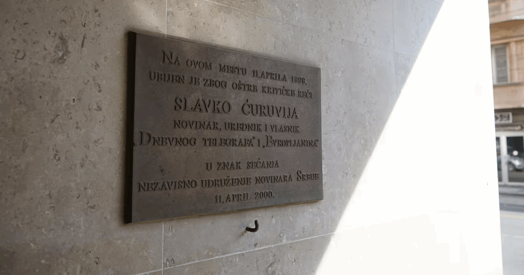A plaque at the scene of the crime in Belgrade commemorates the murdered journalist Slavko Ćuruvija. | Photo: © Tobias Zuttmann