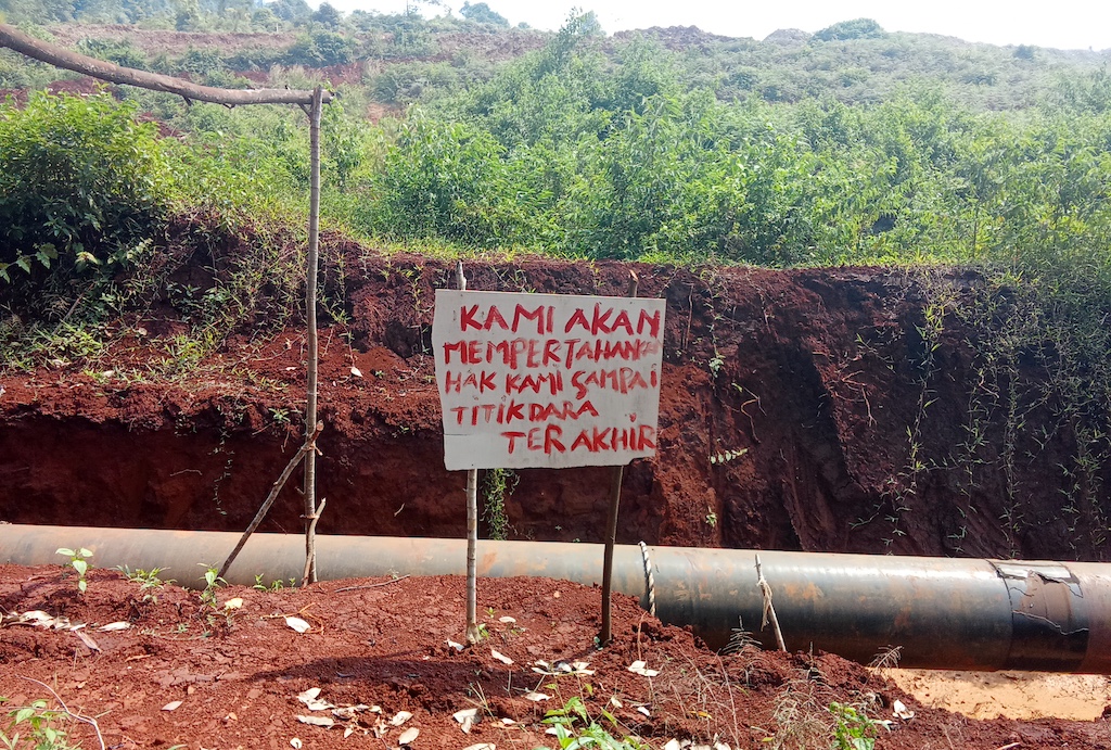 Hengjaya concession (deforestation and protesters billboards against land grab)